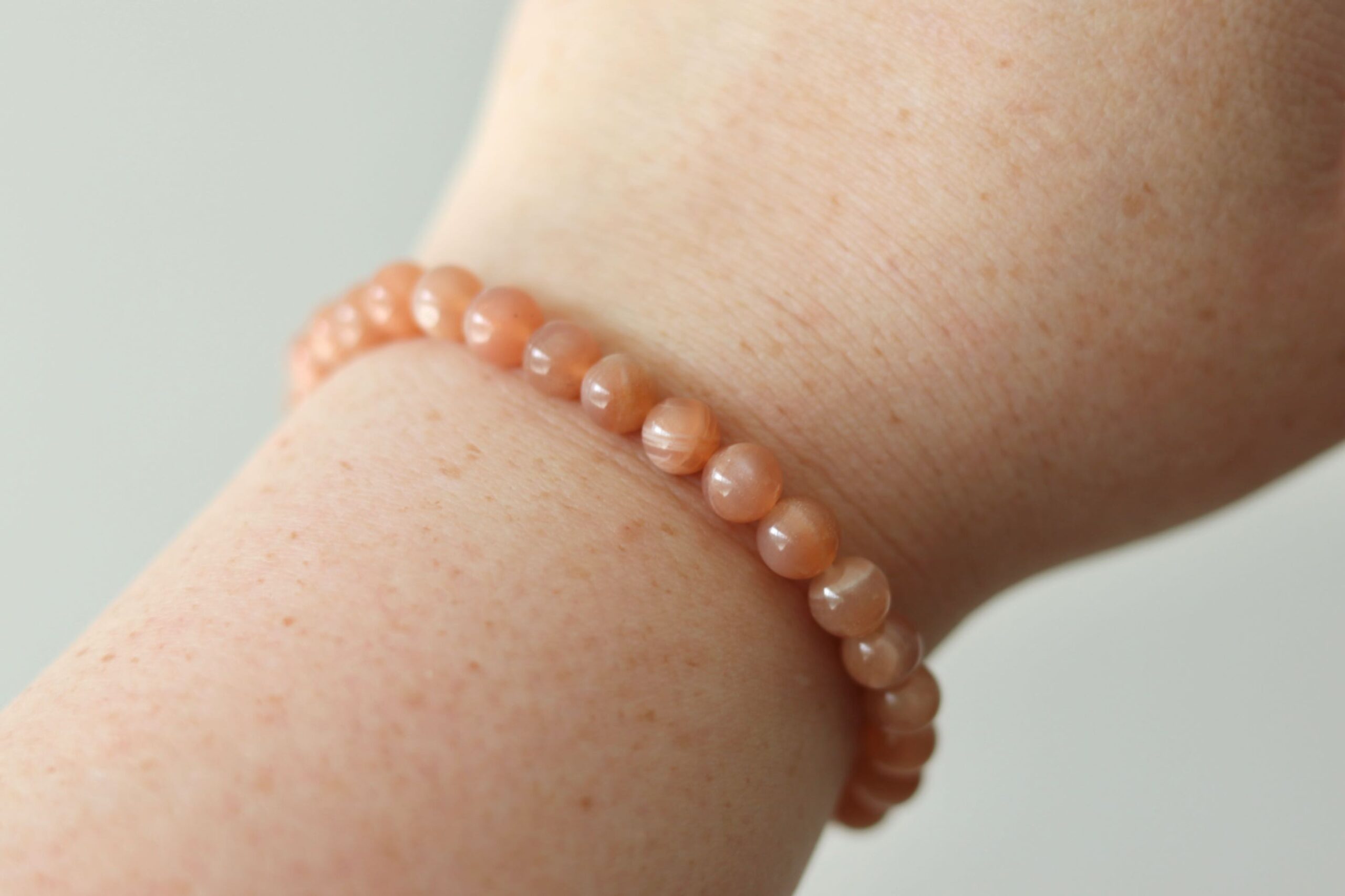 Zonnesteen-kogelarmband-01-scaled-1.jpeg