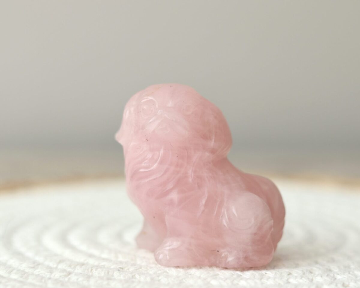 Mooie rozenkwarts carving hond