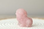 Mooie rozenkwarts carving hond