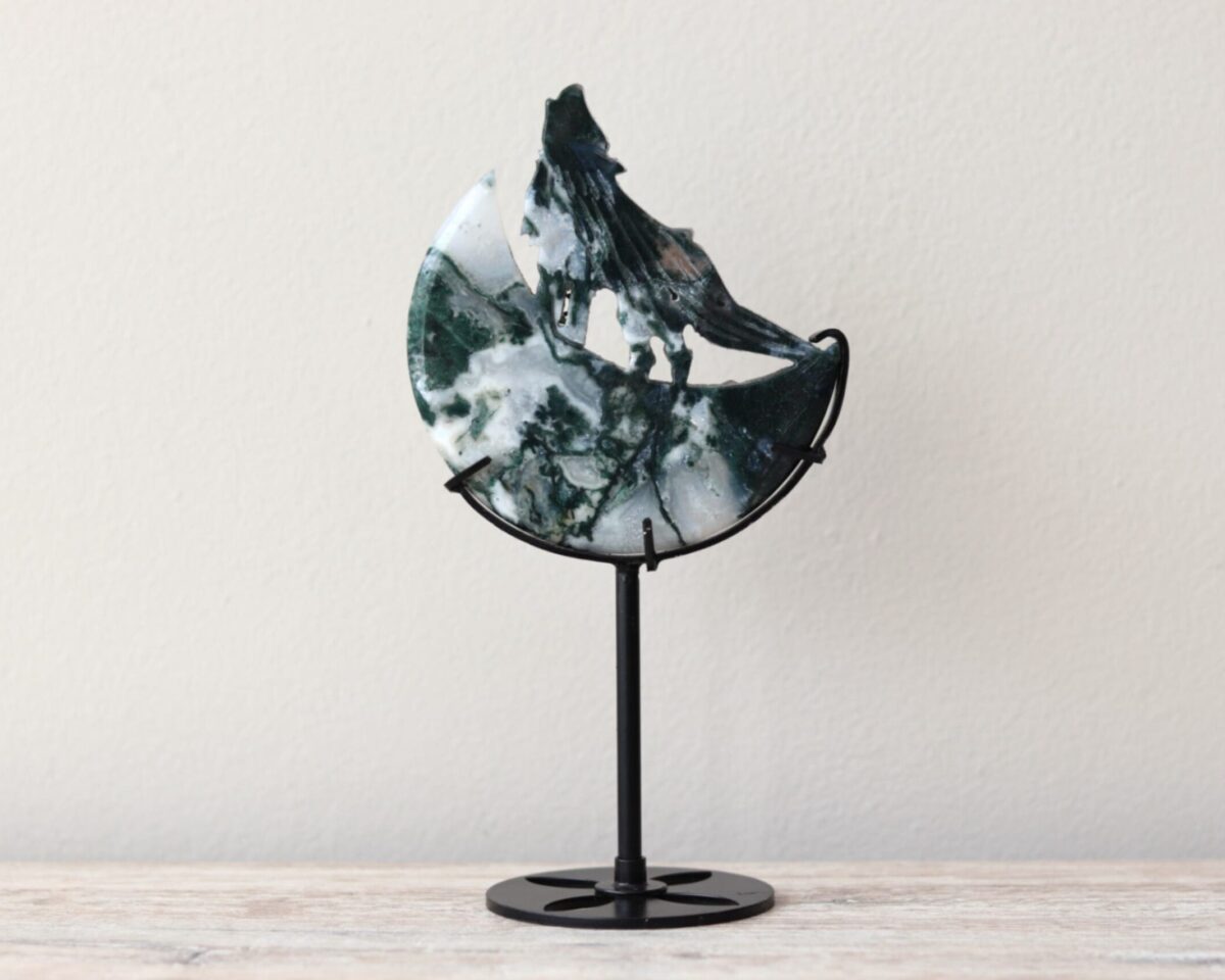 Prachtige mosagaat wolf op standaard