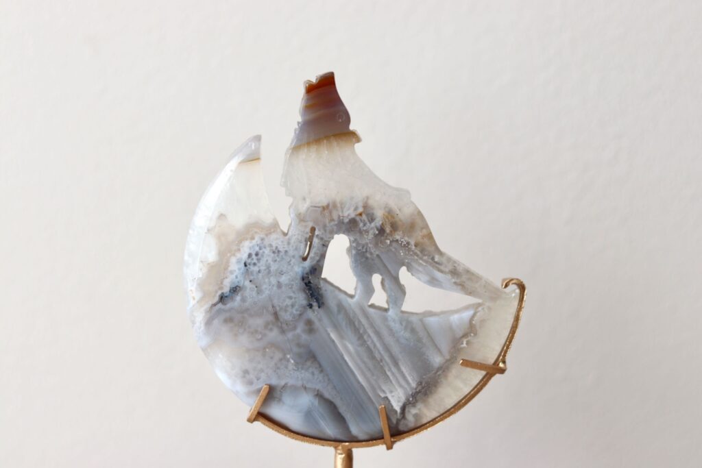 Prachtige druzy agaat wolf op standaard