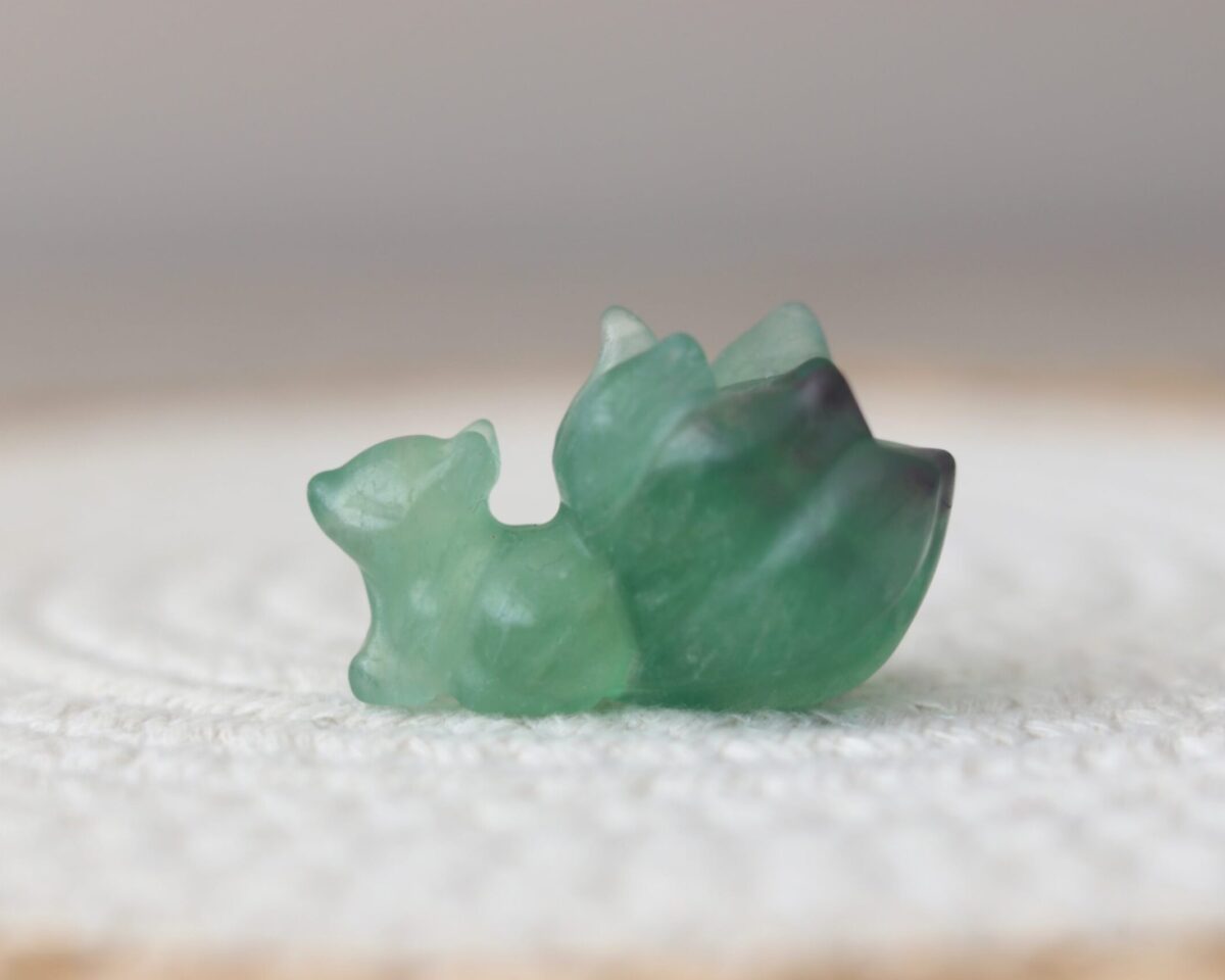 Schattige regenboog fluoriet ninetail carving groen