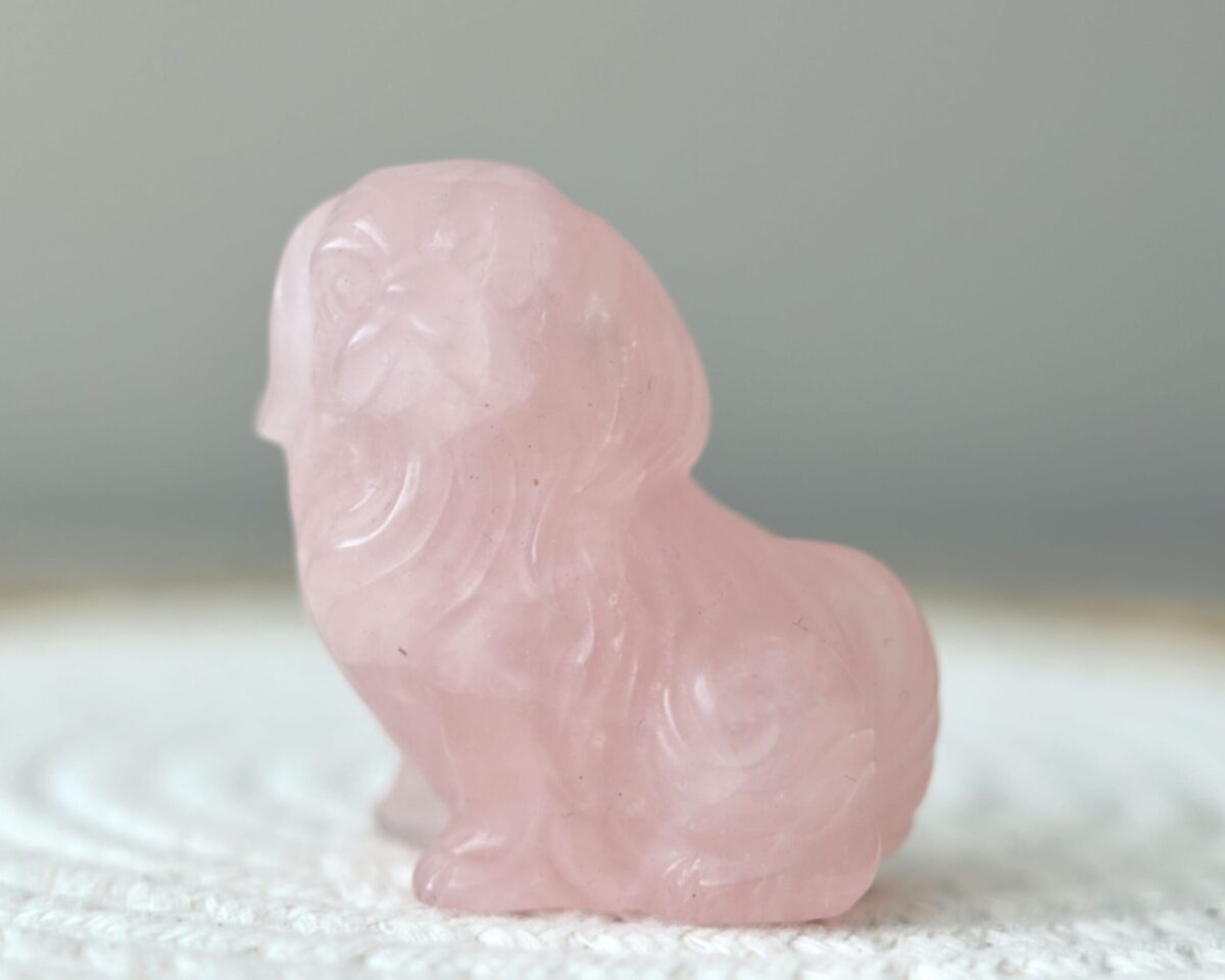Schattige rozenkwarts carving hond roze