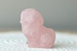 Schattige rozenkwarts carving hond roze
