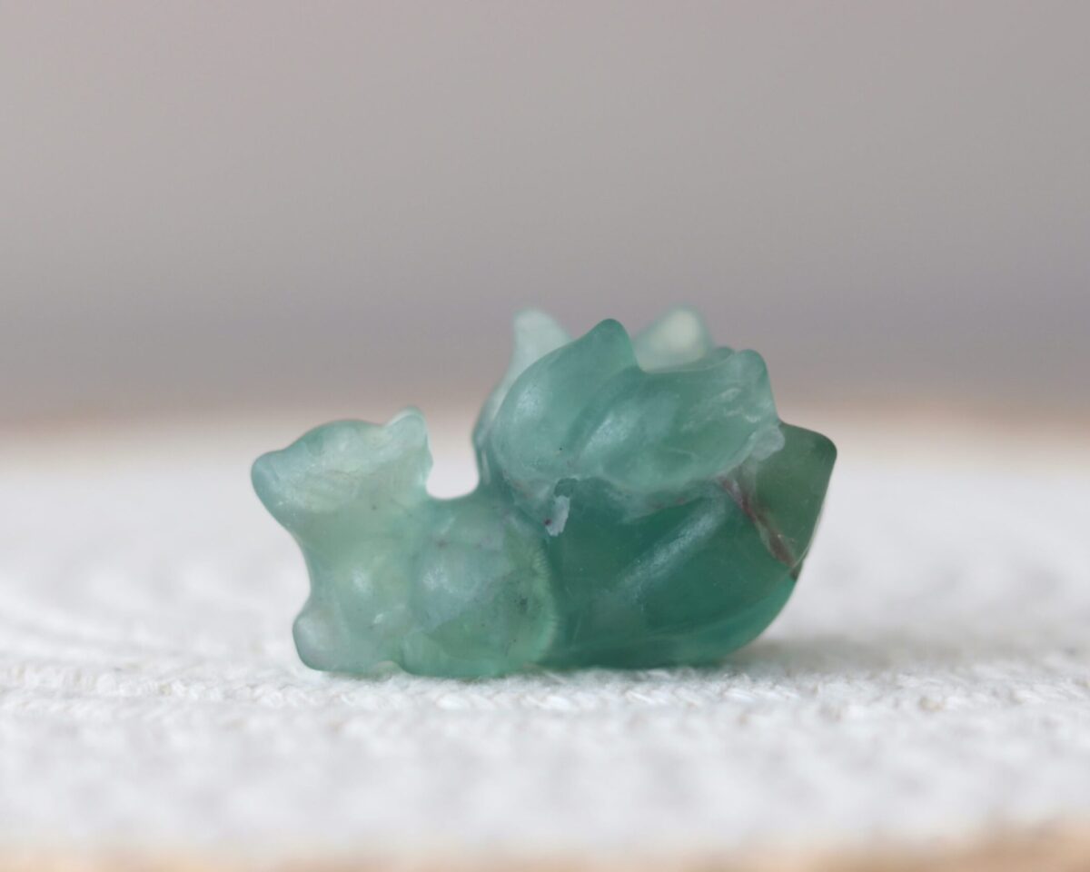 Super leuke regenboog fluoriet ninetail carving groen