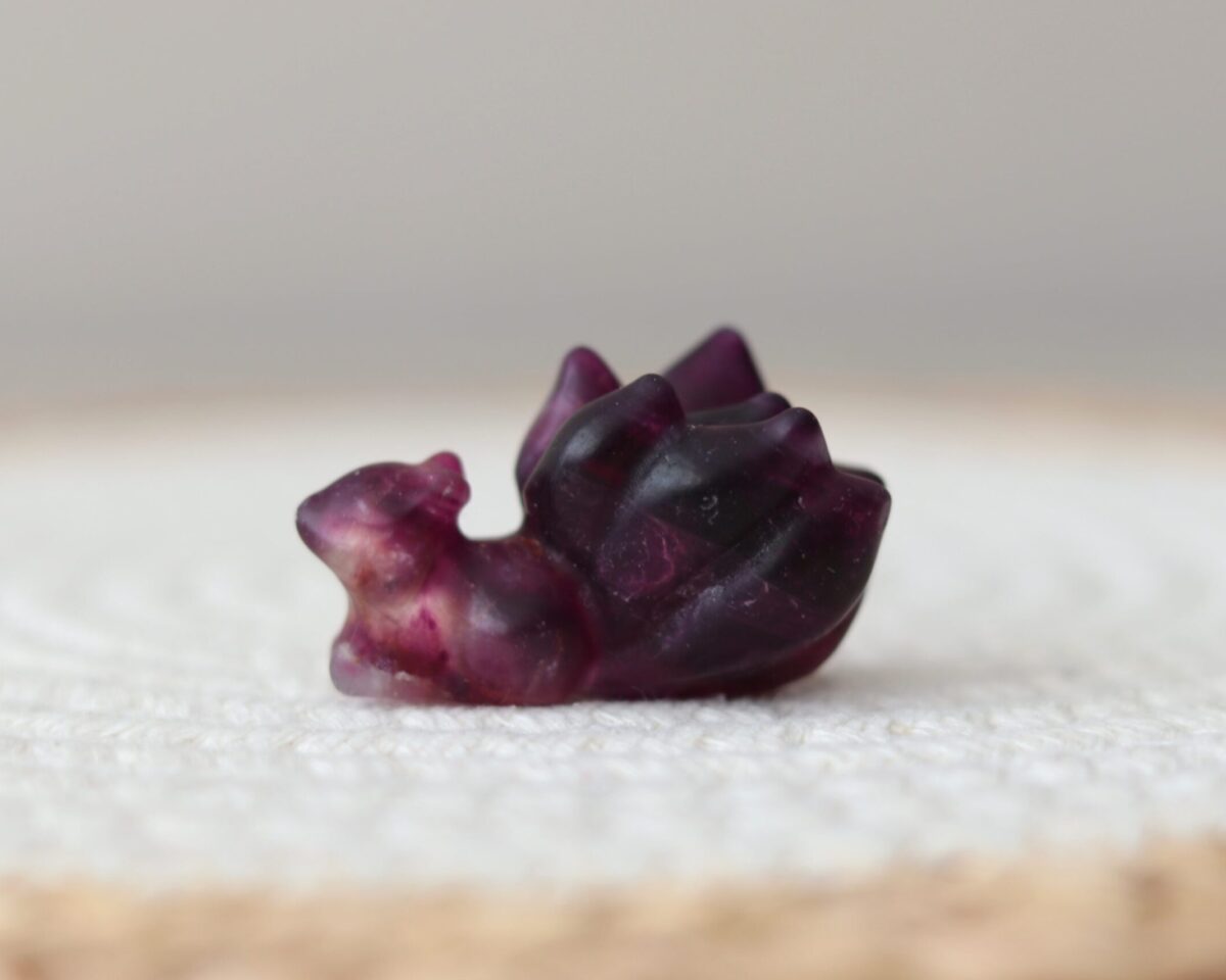 Super schattige regenboog fluoriet ninetail carving prachtige rode aubergine kleur