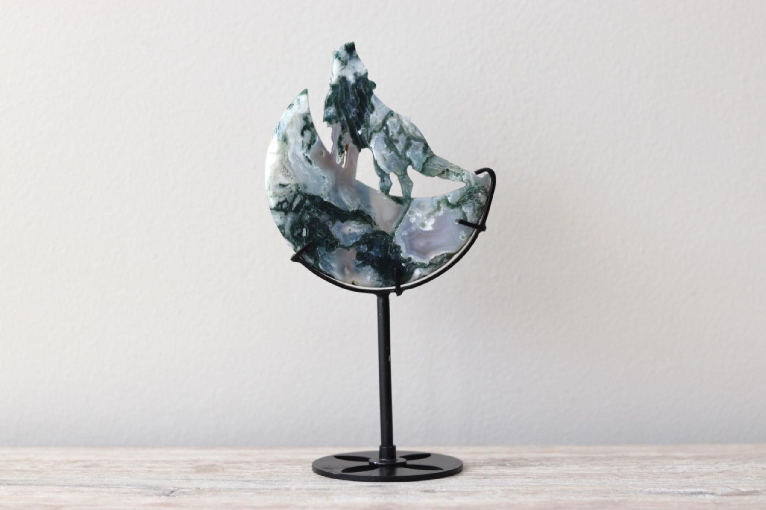 unieke-mosagaat-wolf-op-standaard Unieke mosagaat wolf op standaard