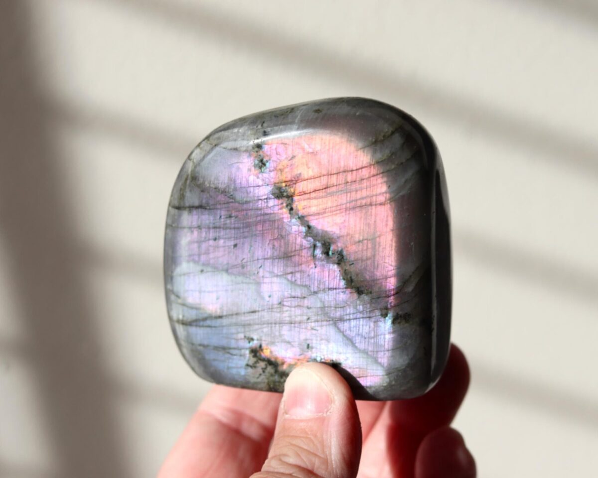 Blauw/roze labradoriet sculptuur