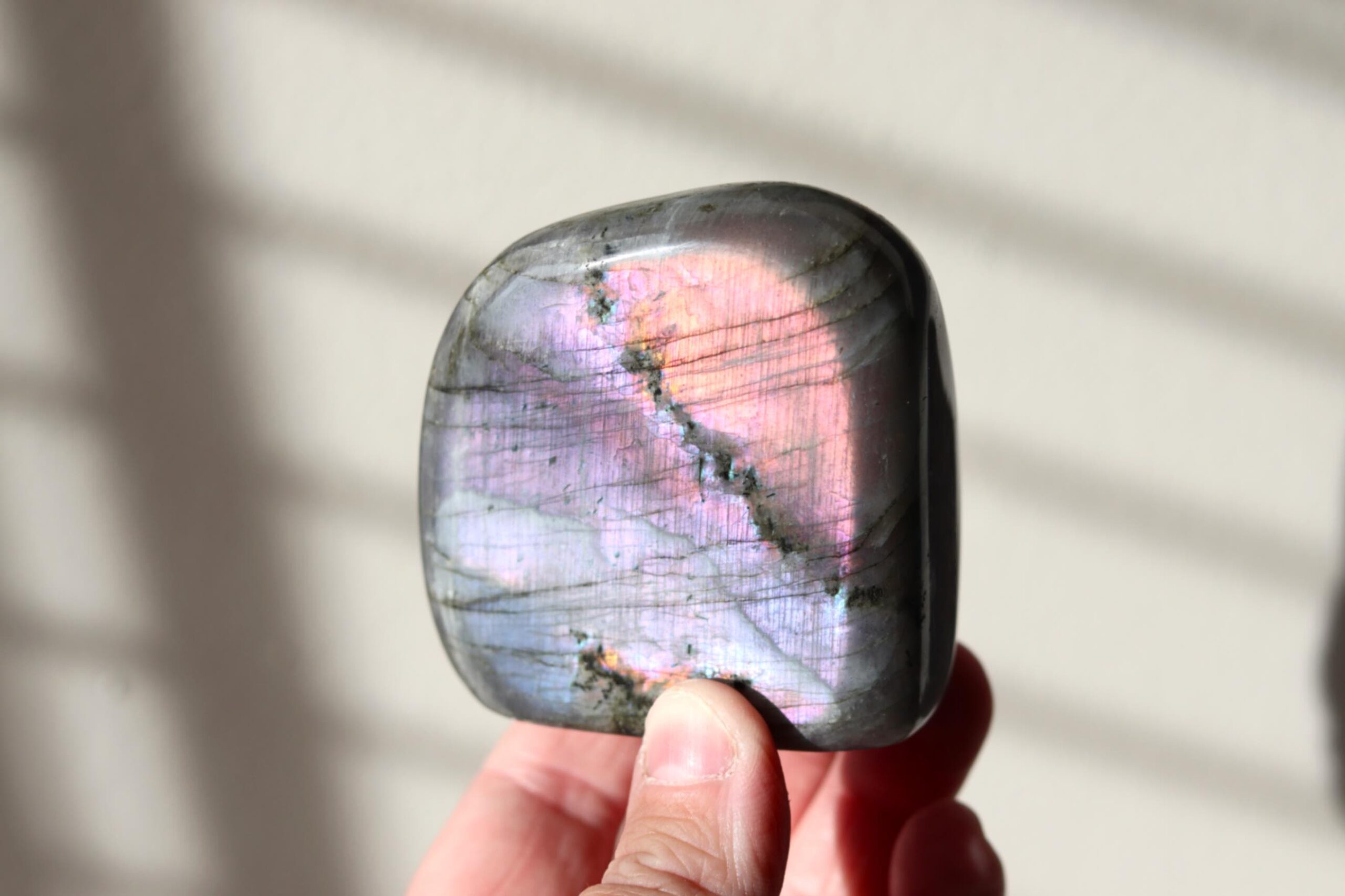 Blauw-Roze-Labradoriet-sculptuur Blauw/roze labradoriet sculptuur