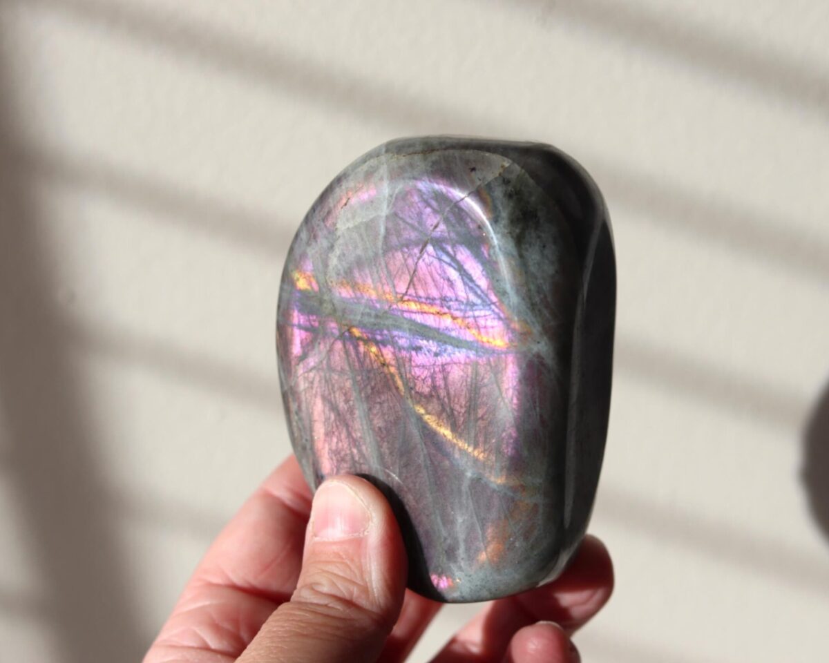 Mooie labradoriet sculptuur met blauwe, roze en oranje flash