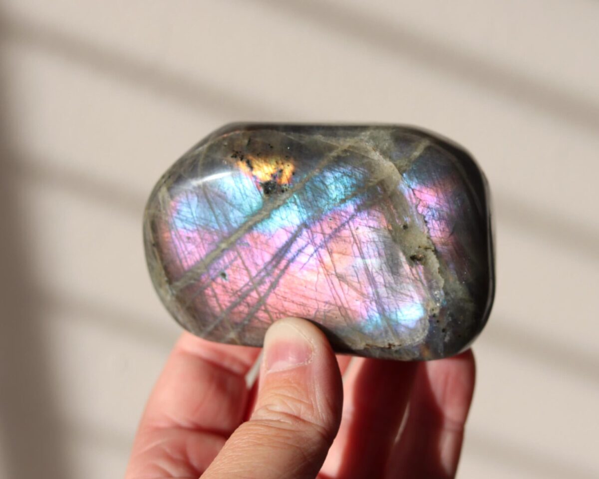 Ontzettend mooi labradoriet sculptuur met oranje, roze en paarse flash.