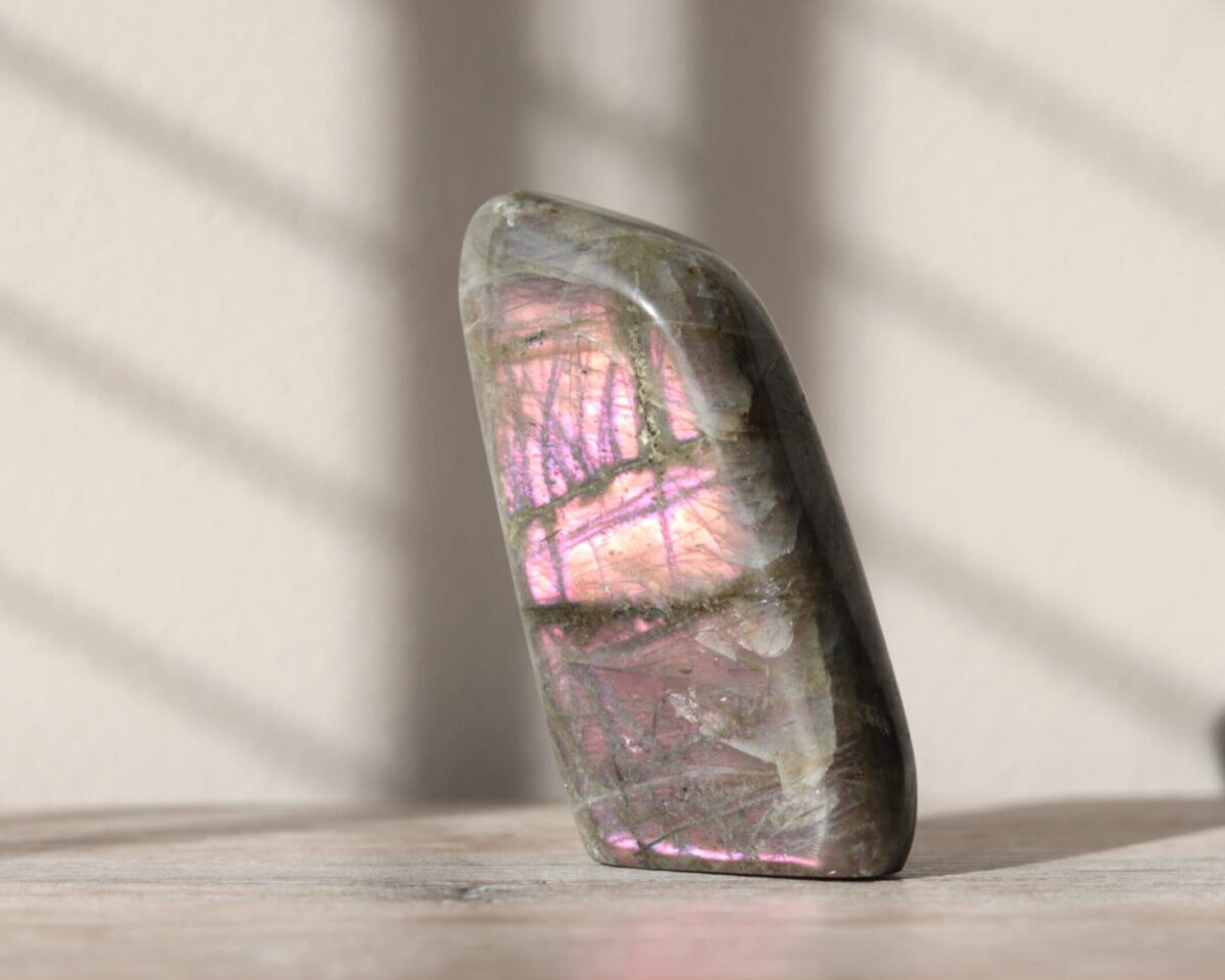 Paars/roze labradoriet sculptuur geweldig om te zien