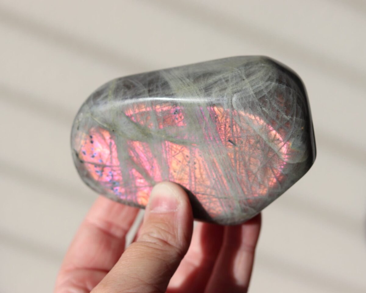 Prachtige labradoriet sculptuur met een mooie flash