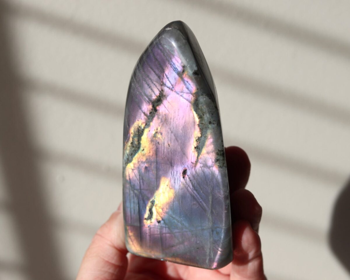 Prachtige labradoriet sculptuur met paarse/oranje en roze tinten