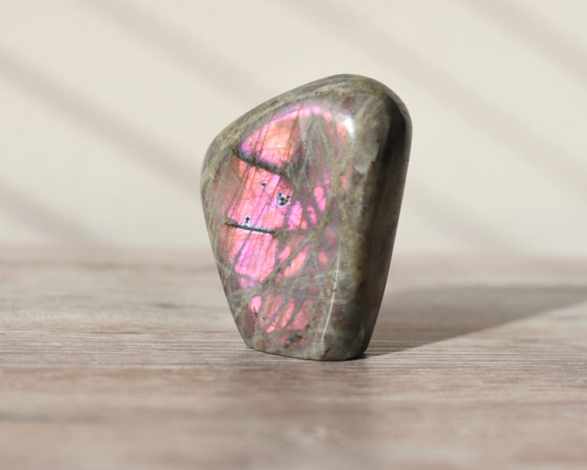 Schattige labradoriet sculptuur met roze/paarse/oranje flash