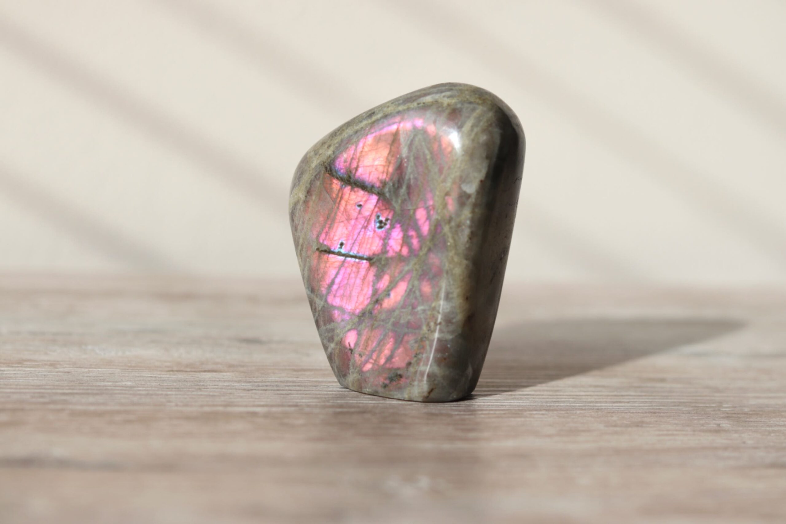 schattige-labradoriet-sculptuur Schattige labradoriet sculptuur met roze/paarse/oranje flash