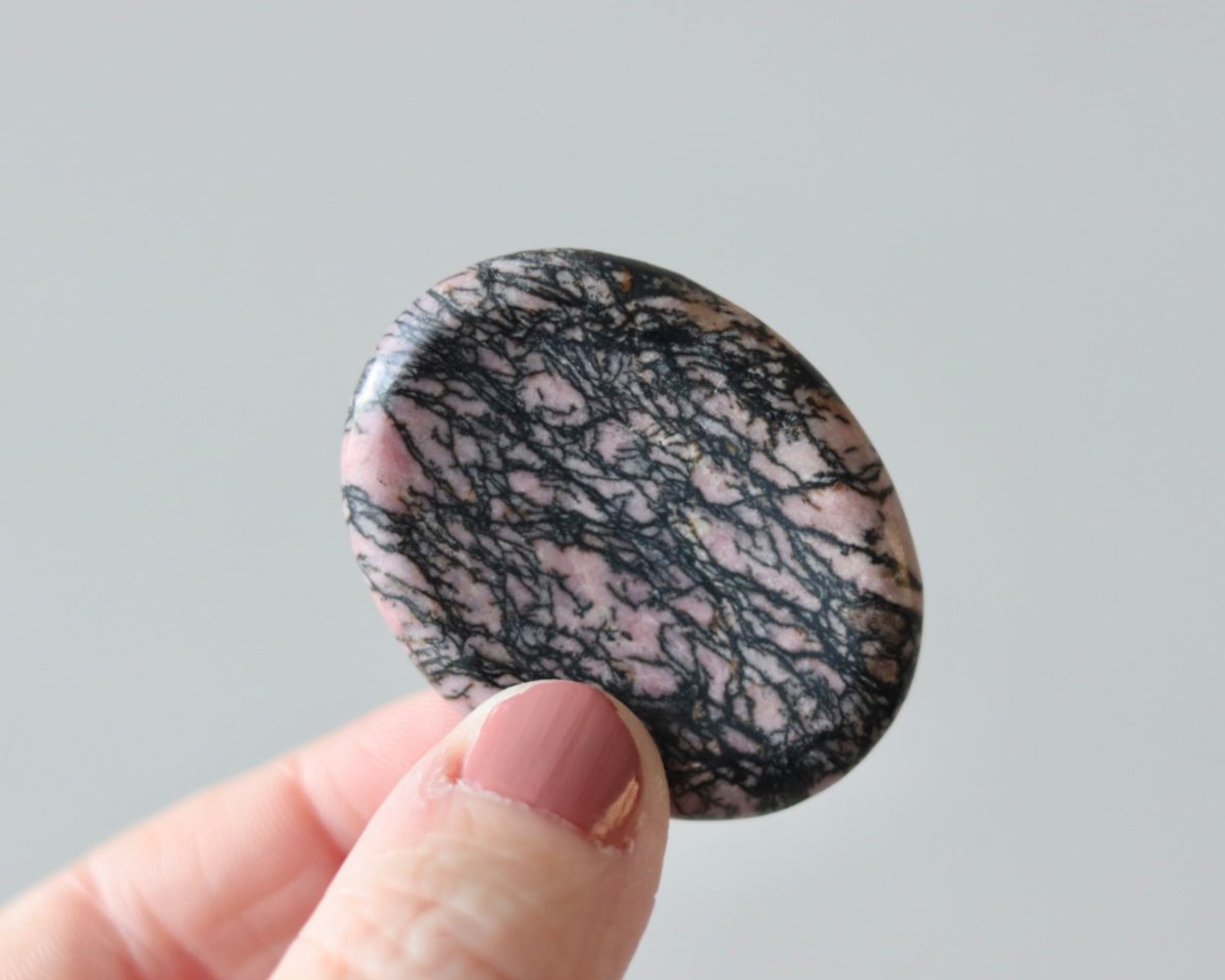 Harmoniserende worry stone rhodoniet