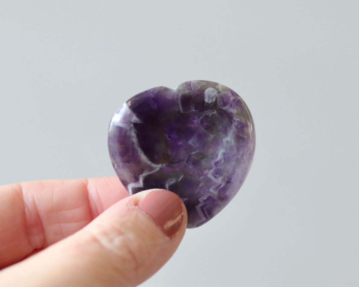 Hartvormige worry stone amethist
