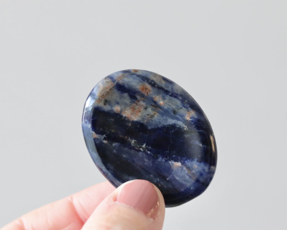 Inzichtgevende worry stone sodaliet