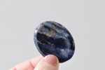 Inzichtgevende worry stone sodaliet