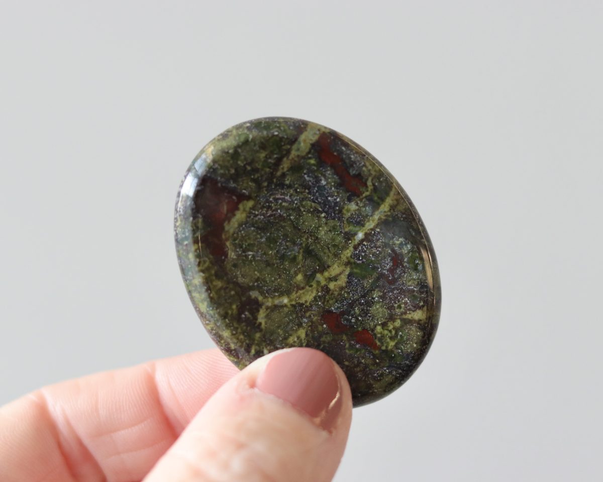 Krachtige worry stone drakenbloed jaspis