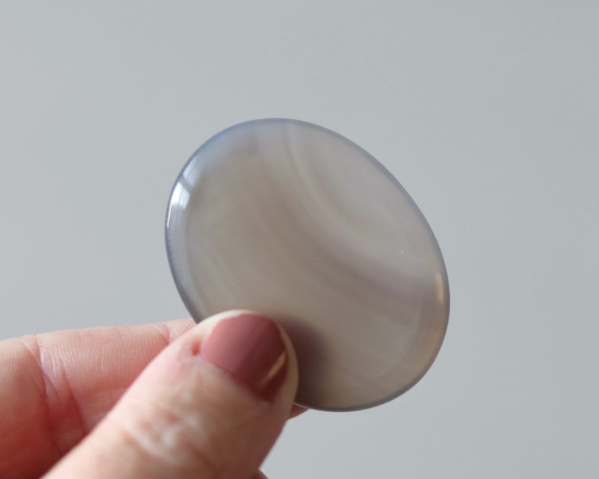 Rustgevende worry stone agaat