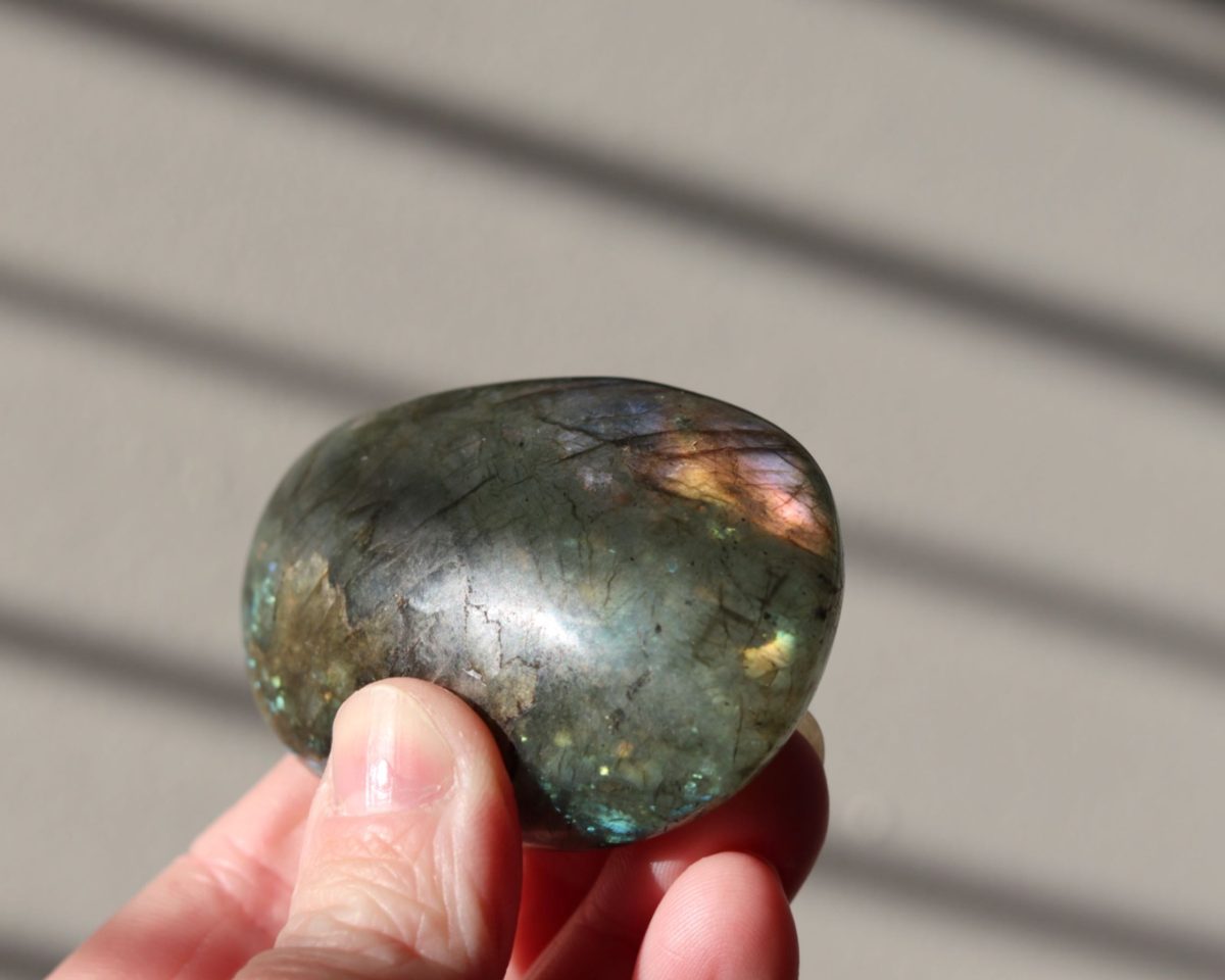 Beschermende labradoriet handsteen