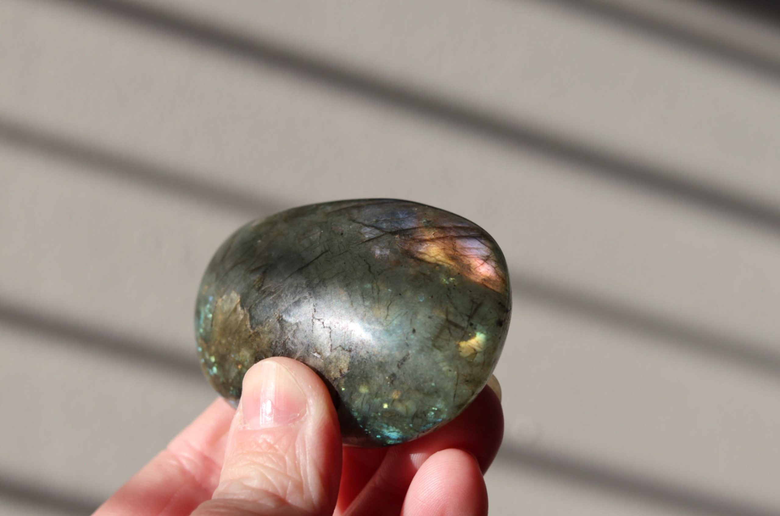 Beschermende-labradoriet-handsteen Beschermende labradoriet handsteen