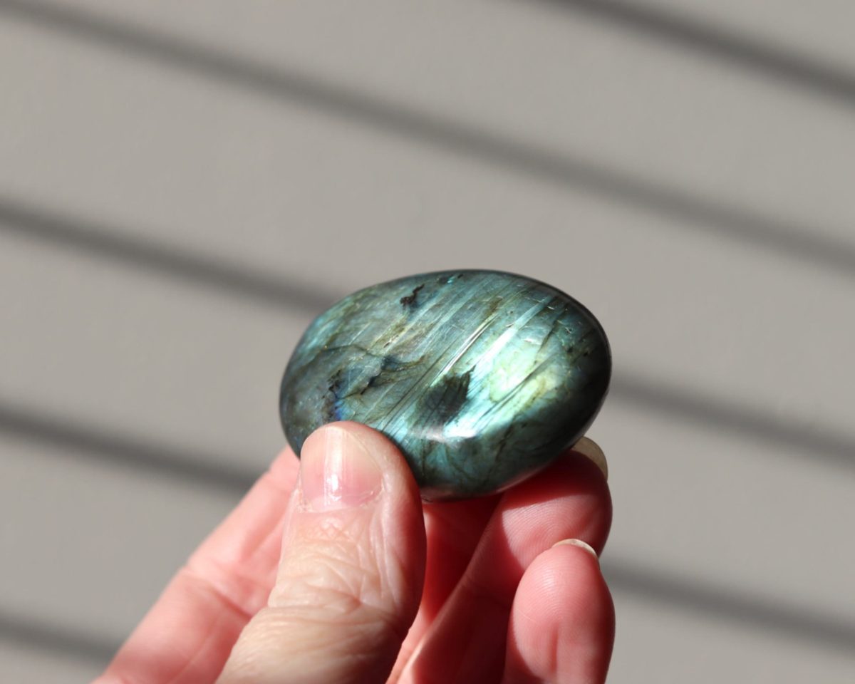 Intuïtieve labradoriet handsteen